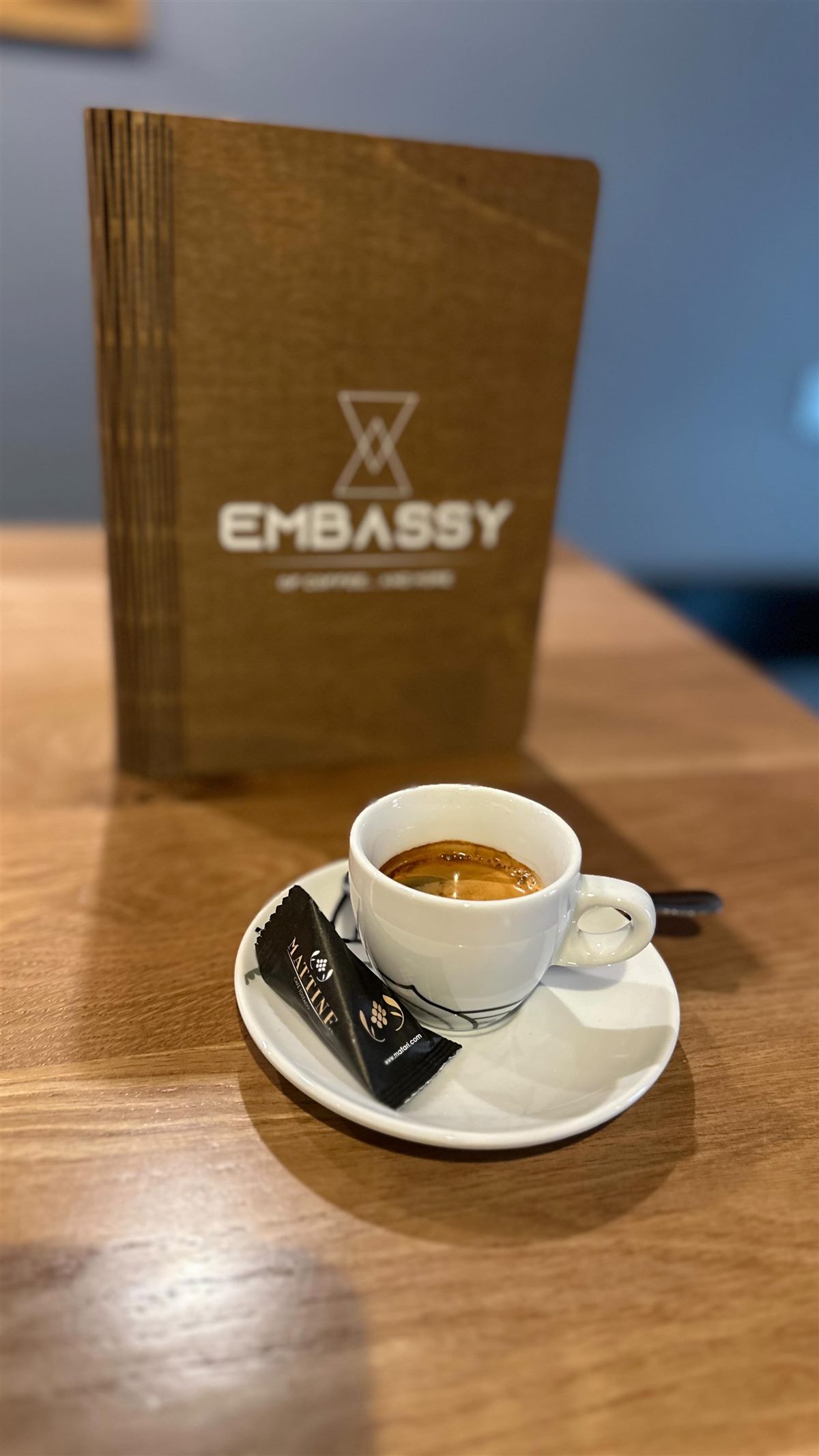 Espresso junto a la carta de Embassy of Coffee