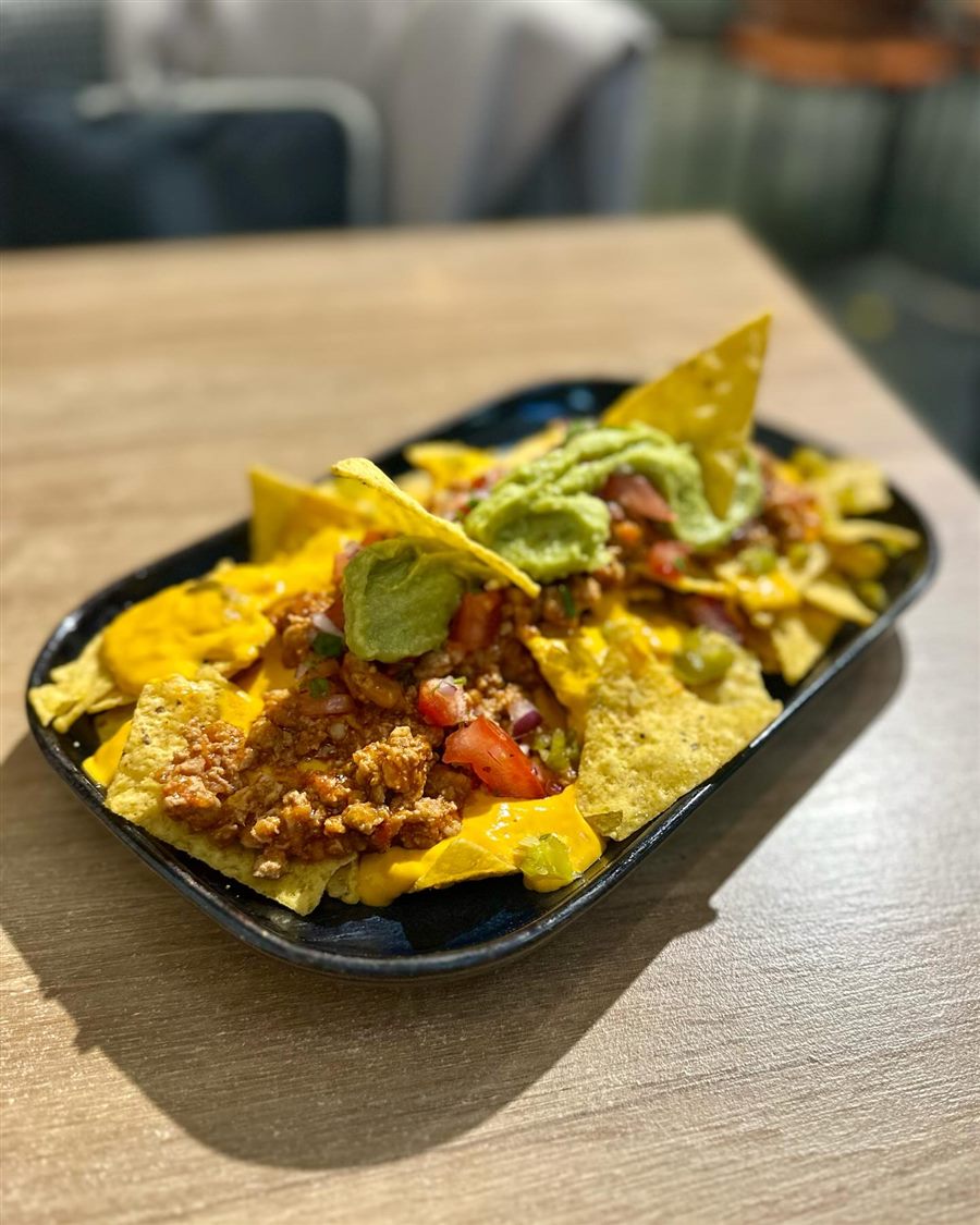 Nachos con carne, queso y guacamole