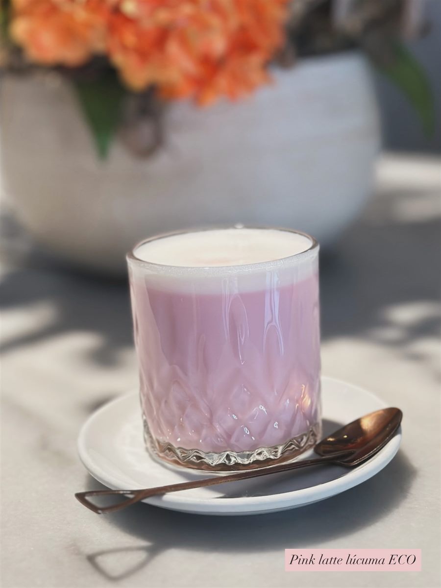 Latte rosa de lavanda en vaso tallado