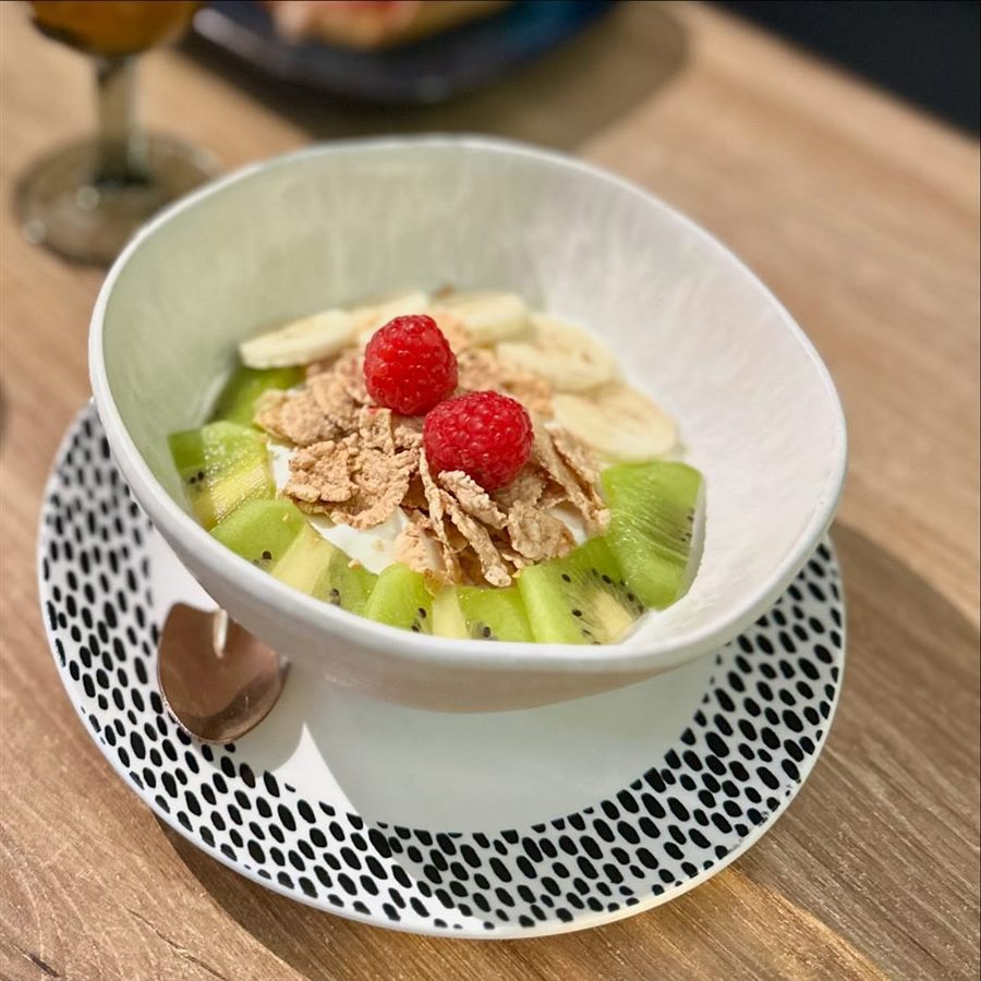 Bol de yogur con kiwi, plátano, cereales y frambuesas